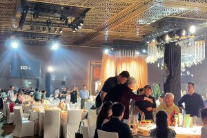 网友偶遇姚明参加婚礼宴请 这身高确实太引人注目了