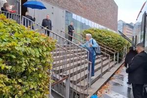记录报：热苏斯和维蒂尼亚冒雨与球迷合影签名 队伍将前往波尔图