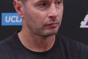 雷迪克：我们的侧翼阵容很有深度 他们为我们奠定了防守基调