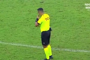 史上最神乌龙！对手控球率还是零，自家大门已经被队友送破