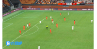 国足险些丢球！国足肋部被打穿，对手倒三角横传贾利洛夫离谱推偏