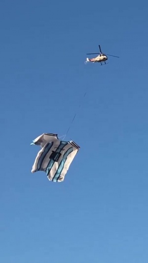 致敬梅西！球迷赛前雇直升机展示巨幅梅西球衣
