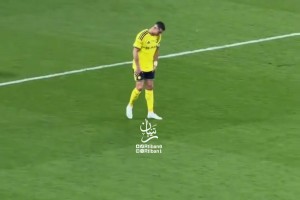 对自己的表现极度不满！终场哨响，C罗满脸写着懊恼与不甘！